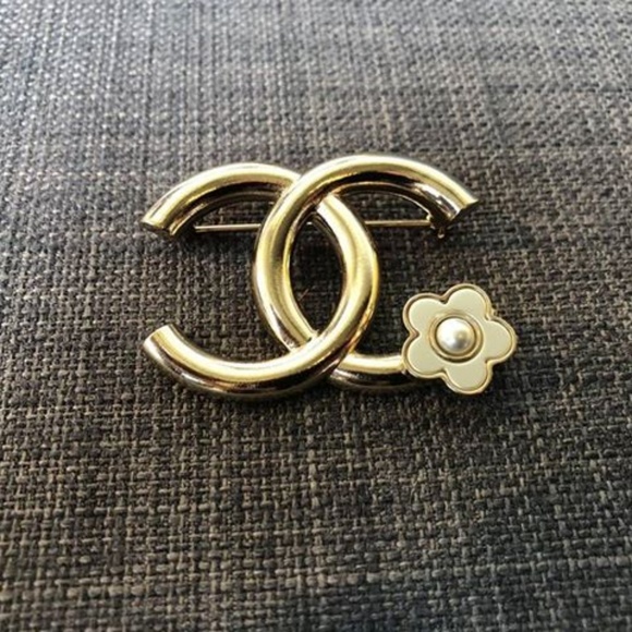 AUTH Chanel CC Silver Classic Brooch Camilla 🌸 - Picture 3 of 7